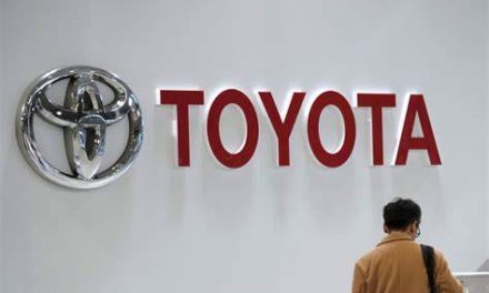 Toyota se hunde; escasez de chips obliga a recortar producción