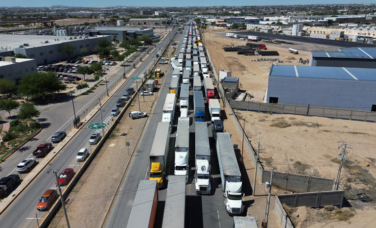 Texas vuelve a bloquear exportaciones mexicanas ante incremento en el flujo migratorio