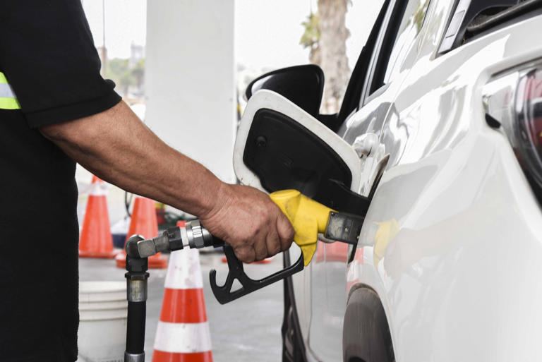 Biden libera un millón de barriles de gasolina para bajar los precios antes de elecciones