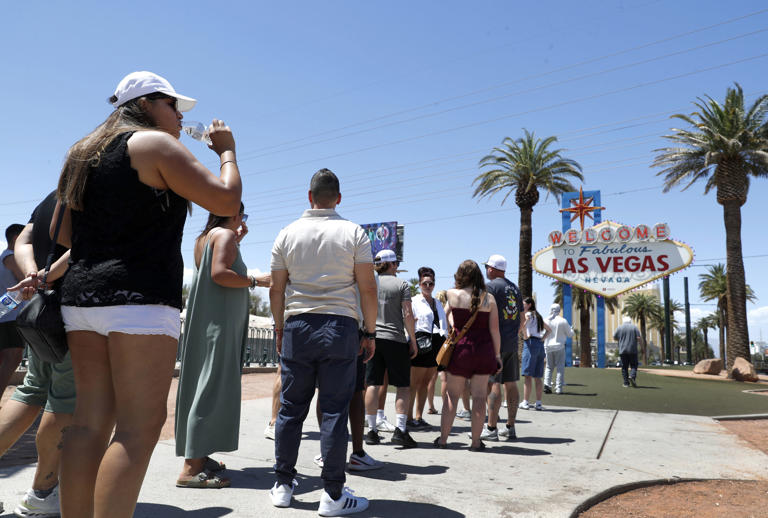 Calor abrasador sigue azotando el suroeste de EEUU; se baten récords de temperatura