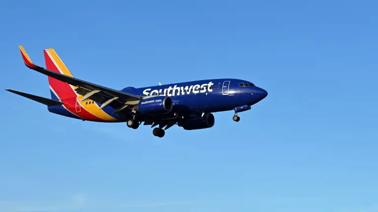 La FAA investiga vuelo de Southwest que sobrevoló un pueblo de Oklahoma a 160 metros, provocando una alerta de altitud