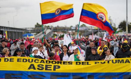 Miles de maestros colombianos presionan al Congreso en contra de proyecto sobre educación