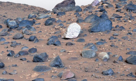 Róver de la NASA halla en Marte extrañas piedras nunca vistas en el planeta rojo