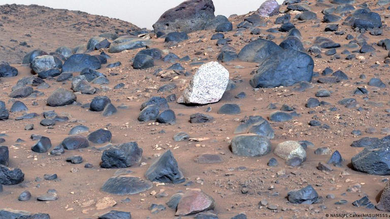 Róver de la NASA halla en Marte extrañas piedras nunca vistas en el planeta rojo