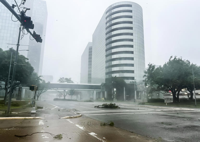 El paso de la tormenta tropical Beryl deja 4 muertos en Texas y causa un apagón masivo