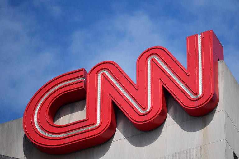 CNN elimina unos 100 empleos y planea lanzar suscripciones digitales antes de fin de año