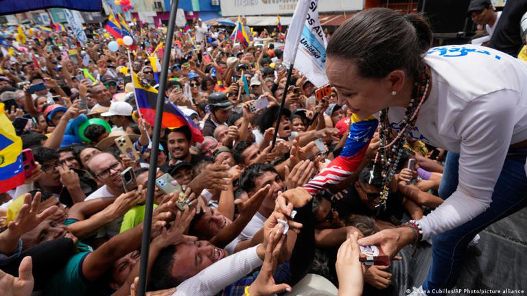 Machado pide al dictador Maduro negociar una transición ordenada