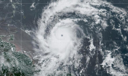 🛑El Extremadamente peligroso huracán Beryl toca tierra en el Caribe como huracán categoría 4