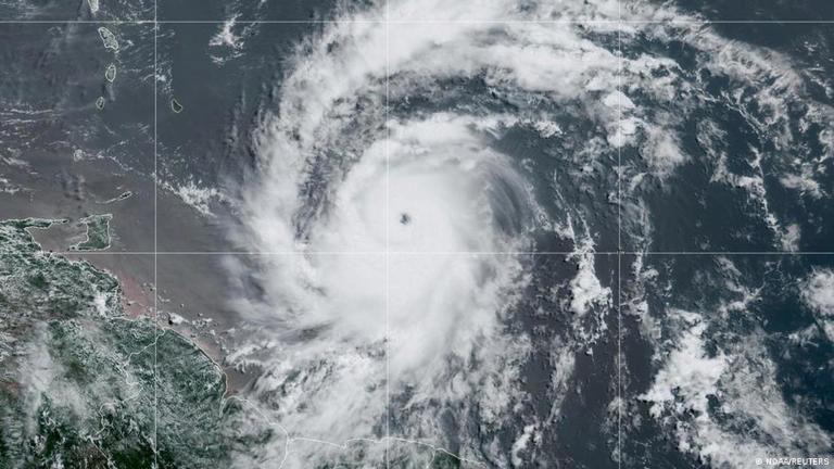 🛑El Extremadamente peligroso huracán Beryl toca tierra en el Caribe como huracán categoría 4