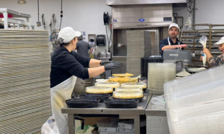 ¿Te apuntas? En Costco buscan decoradores de pasteles con salarios desde $19.50 dólares la hora