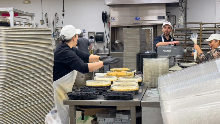 ¿Te apuntas? En Costco buscan decoradores de pasteles con salarios desde $19.50 dólares la hora