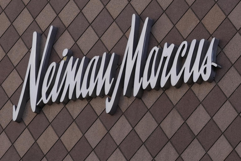 Empresa matriz de Saks Fifth Avenue adquiere al rival Neiman Marcus por $2.650 millones