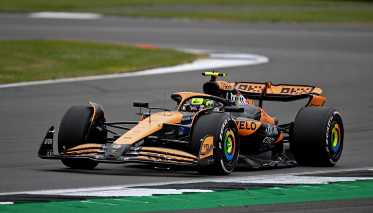 Los McLaren dominan en Silverstone con Pérez al acecho