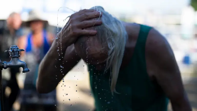 El Valle de la Muerte bate un nuevo récord diario con una temperatura abrasadora de 53°C mientras se prolonga la ola de calor en la Costa Oeste