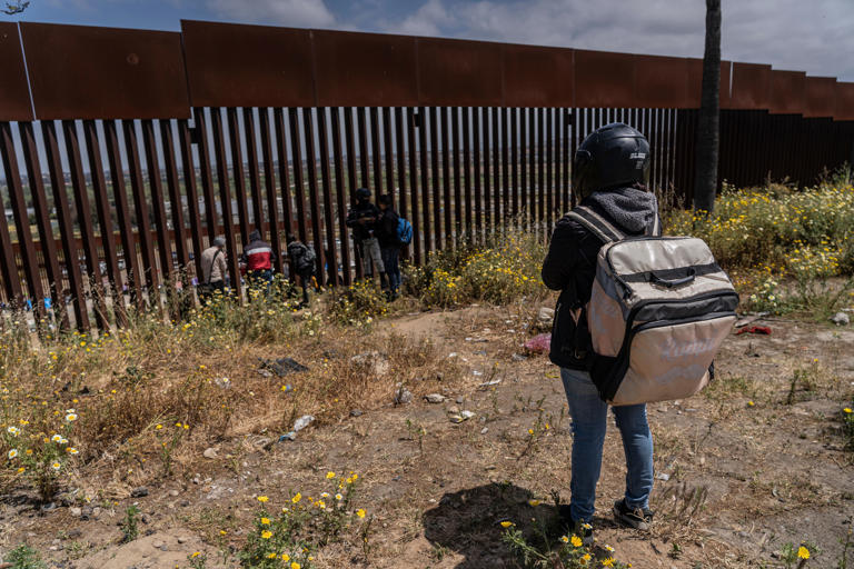 Más de la mitad de los estadounidenses apoya la construcción de un muro para frenar la migración