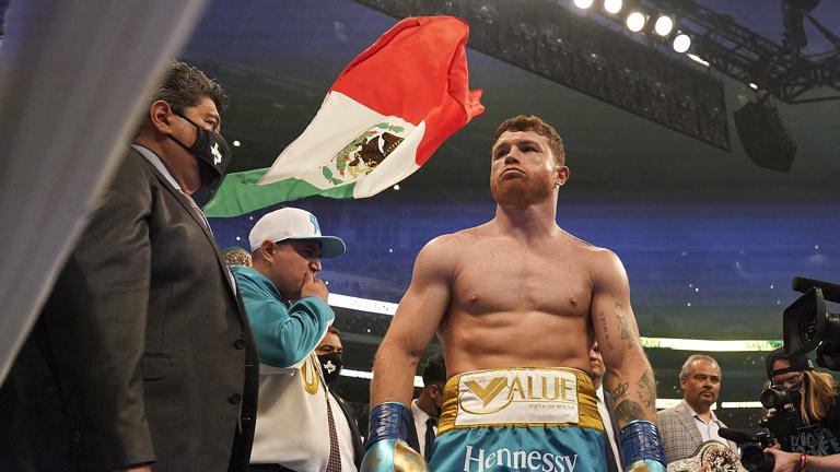 Canelo Álvarez fue despojado de su cinturón de campeón por parte de la FIB