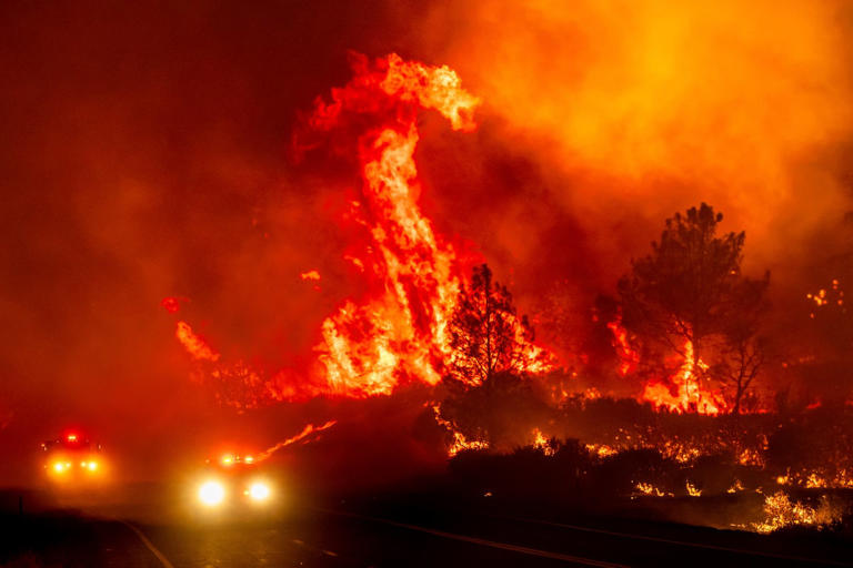 Crece gran incendio en California mientras el fuego arrasa gran parte del oeste de EEUU