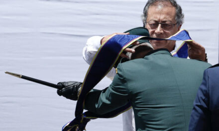 Colombia celebra Día de la Independencia con desfile militar marcado por abucheos a Petro