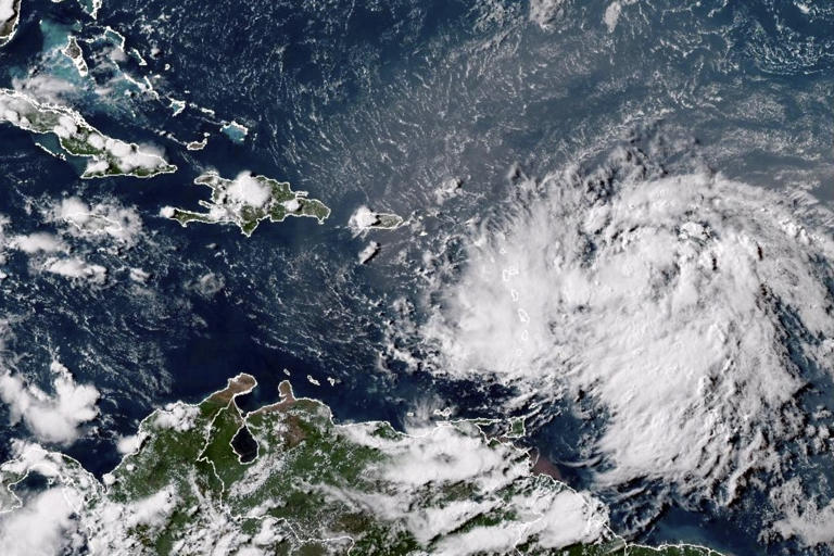 La tormenta tropical Ernesto descarga aguaceros en el noreste del Caribe y va rumbo a Puerto Rico