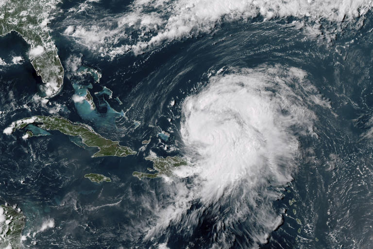 🛑Huracán Ernesto avanza hacia Bermuda mientras el territorio se prepara para la tormenta