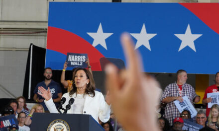 Harris enfrenta hoy a votantes indecisos en su visita a la estratégica Arizona