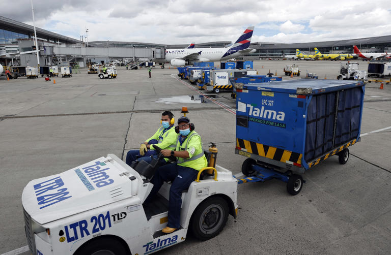 Petro descarta escasez de combustible para aviones y dice que existe “actividad irregular”