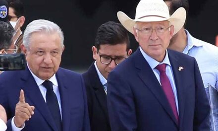 Ya no son tan amigos. El rijoso AMLO responde al timorato embajador de Estados Unidos en México, Ken Salazar.