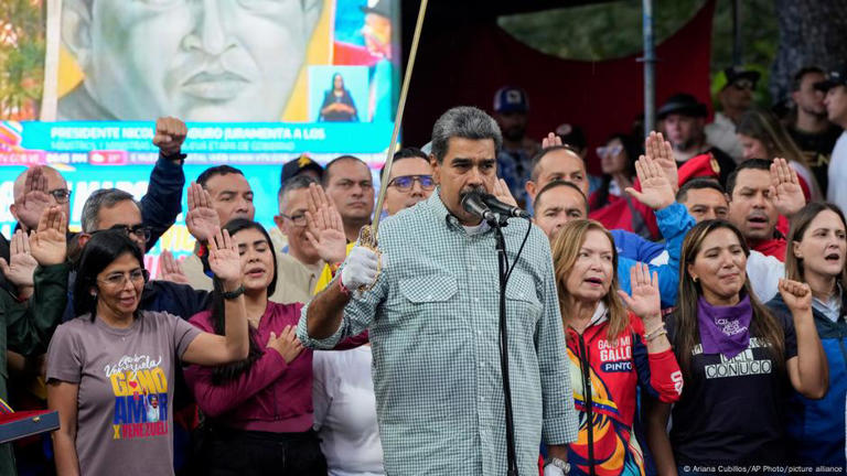 El dictador Maduro se queda, su pueblo huye