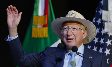 El timorato Ken Salazar afirma que relación México-EE.UU. seguirá pese a polémicas reformas en Congreso mexicano