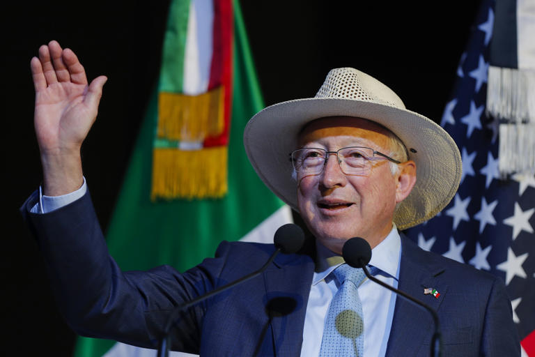 El timorato Ken Salazar afirma que relación México-EE.UU. seguirá pese a polémicas reformas en Congreso mexicano