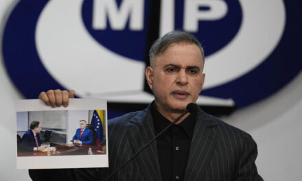 Machado llama a la comunidad internacional a aumentar la presión sobre Maduro