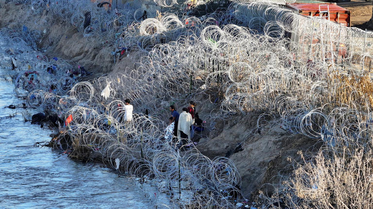 😲Texas refuerza su frontera y amplía la instalación de alambre de púas