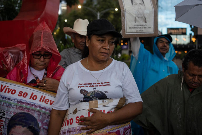 Al final, AMLO los engañó. Diez años sin respuestas en México. Los padres de los 43 desaparecidos de Ayotzinapa no se rinden