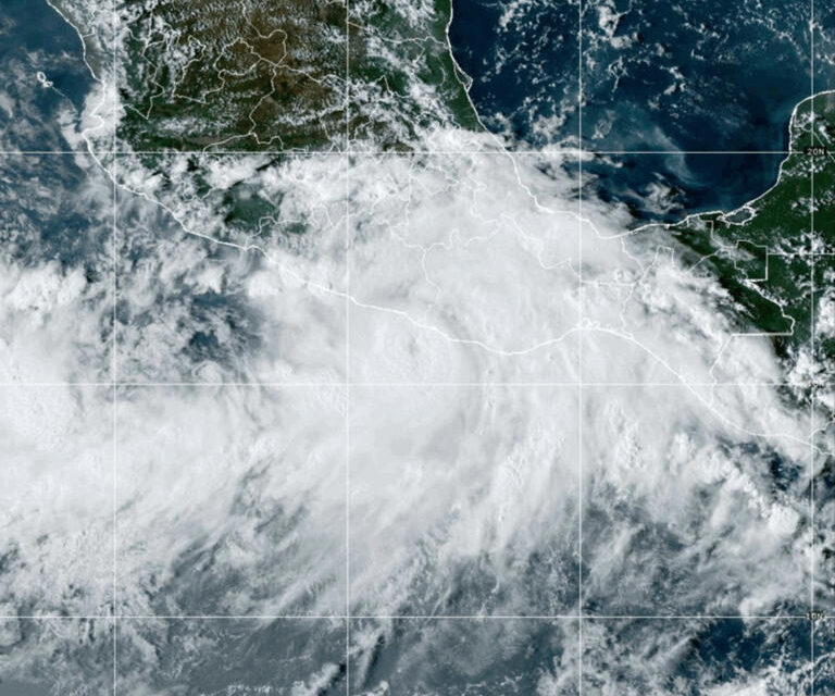 🛑Huracán John azota la costa sur del Pacífico mexicano con inundaciones “potencialmente letales”