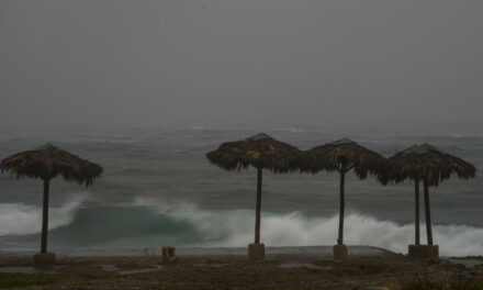 Huracán Rafael toca tierra en Cuba como potente tormenta de categoría 3 tras dejar sin luz a la isla