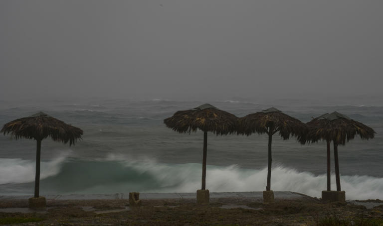 Huracán Rafael toca tierra en Cuba como potente tormenta de categoría 3 tras dejar sin luz a la isla