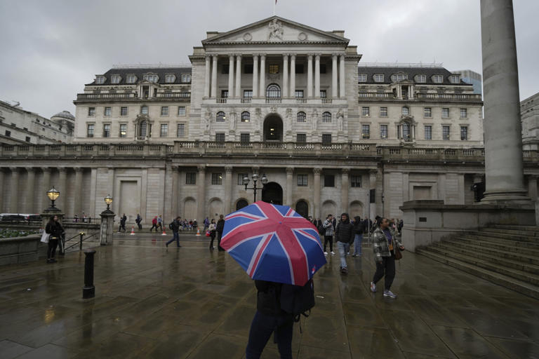 Banco de Inglaterra reduce tasas de interés tras caída de inflación en el Reino Unido