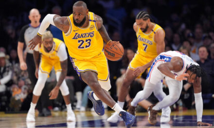 LeBron llega a 114 triples-dobles, en victoria de Lakers 116-106 ante unos 76ers en declive