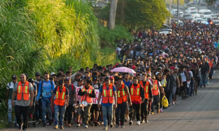 Unos 2.500 migrantes salen caminando hacia el norte desde la frontera sur de México