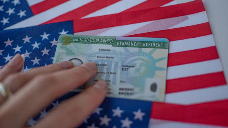 Buenas noticias para los inmigrantes que solicitaron Green Card: llega una extensión de autorización de empleo en enero de 2025