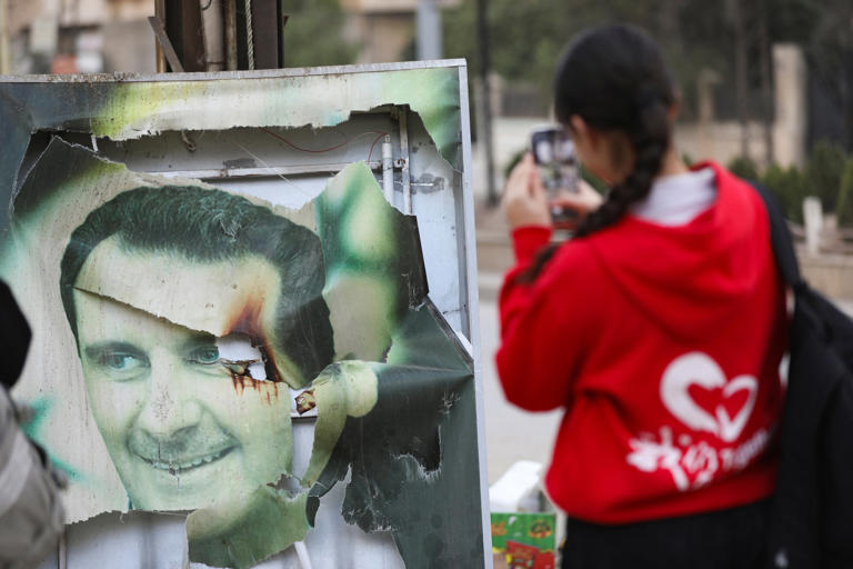 Los rebeldes de Siria derrocan al régimen de El Asad tras 13 años de guerra y el dirigente huye de Damasco en avión