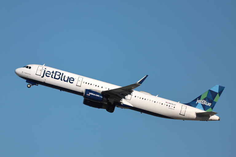 EE.UU. multa con dos millones de dólares a JetBlue por los retrasos crónicos de sus vuelos