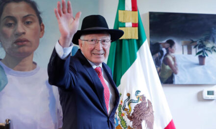 ¡Por fin se va! La última cabalgata de Ken Salazar, el blando embajador del sombrero vaquero