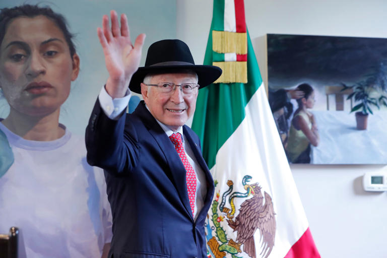 ¡Por fin se va! La última cabalgata de Ken Salazar, el blando embajador del sombrero vaquero