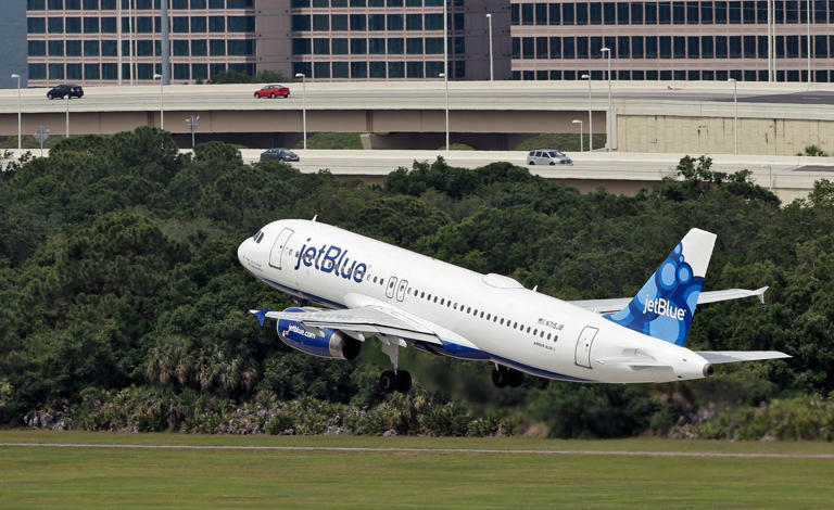 Querían la opción “barata”. Hallan dos cuerpos en el tren de aterrizaje de un avión de JetBlue en aeropuerto de Florida