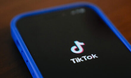 Teléfonos con la aplicación de TikTok son vendidos por miles de dólares en EEUU