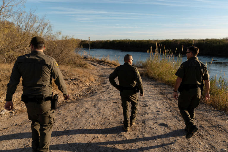 Más leña al fuego: Trump otorga autoridad al FBI, DEA y otras agencias para arrestar inmigrantes