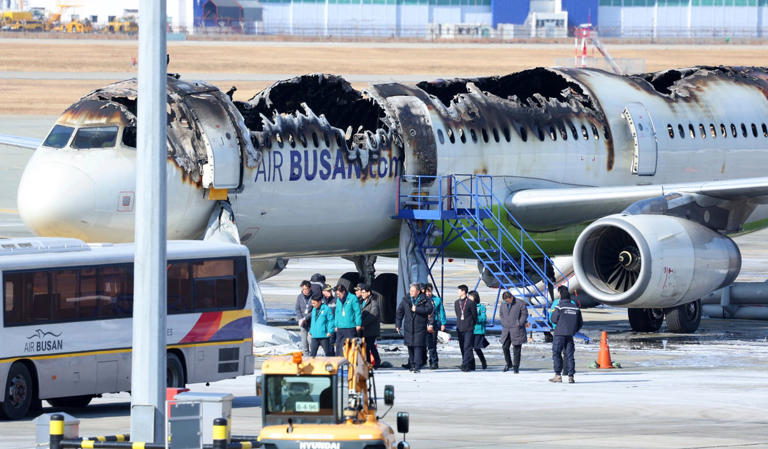 Avión se incendia en aeropuerto de Corea del Sur; los pasajeros están a salvo